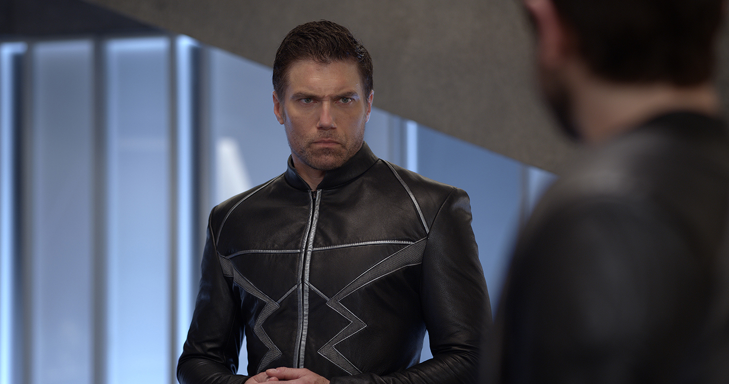 Anson Mount, o novo Capitão Pikie, como Raio Negro em Inumanos