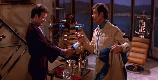 McCoy presentei Kirk com uma garrafa de cerveja romulana
