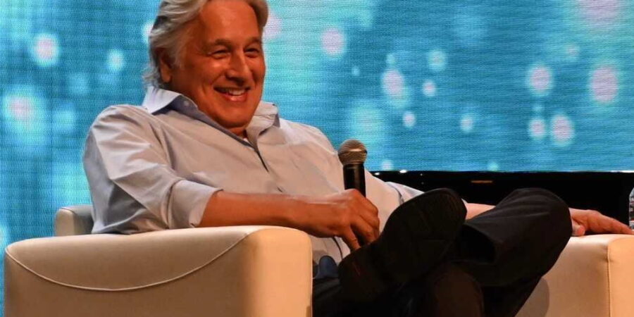 Robert Beltran na convenção 55-Yearr Mission em Las Vegas. Foto: TrekMovie.com